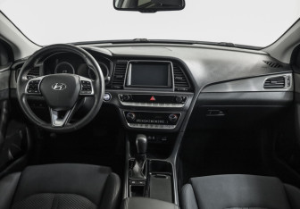 Подержанный автомобиль Hyundai Sonata 2018 года (10 фото)
