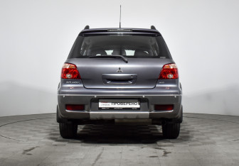 Подержанный автомобиль Mitsubishi Outlander 2006 года (6 фото)