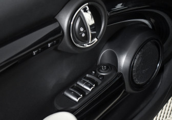 Подержанный автомобиль MINI Hatch 2022 года (17 фото)