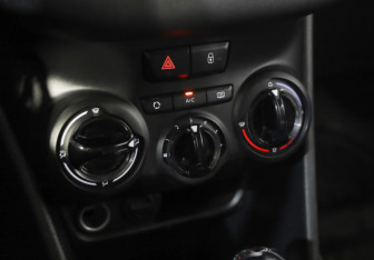 Подержанный автомобиль Peugeot 208 2013 года (14 фото)