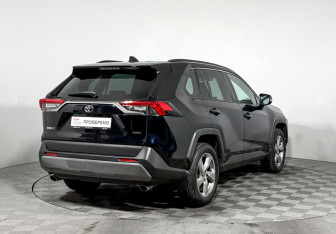 Подержанный автомобиль Toyota RAV4 2021 года (5 фото)