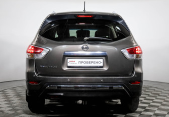 Подержанный автомобиль Nissan Pathfinder 2015 года (6 фото)