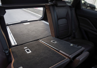 Подержанный автомобиль Jaguar F-Pace 2017 года (30 фото)