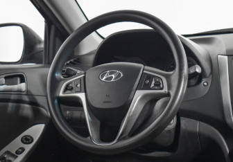 Подержанный автомобиль Hyundai Solaris Hatchback 2011 года (14 фото)