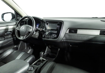 Подержанный автомобиль Mitsubishi Outlander 2012 года (9 фото)