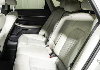 Подержанный автомобиль Hyundai Sonata 2020 года (10 фото)