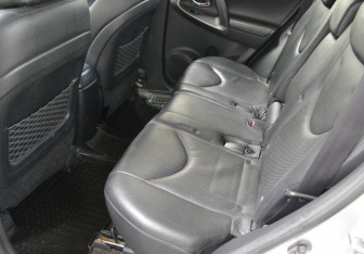 Подержанный автомобиль Toyota RAV4 2009 года (11 фото)