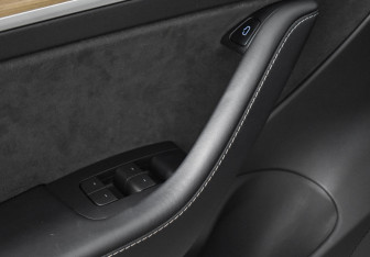 Подержанный автомобиль Tesla Model 3 2023 года (10 фото)