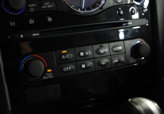 Подержанный автомобиль Infiniti QX70 2016 года (18 фото)