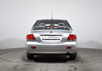 Подержанный автомобиль Mitsubishi Lancer Sedan 2005 года (6 фото)
