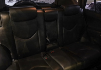 Подержанный автомобиль Toyota RAV4 2010 года (25 фото)