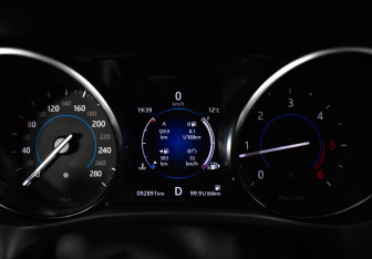 Подержанный автомобиль Jaguar F-Pace 2017 года (11 фото)