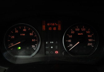 Подержанный автомобиль Renault Sandero 2011 года (12 фото)