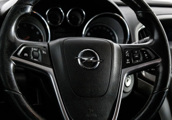 Подержанный автомобиль Opel Astra Hatchback 2010 года (11 фото)