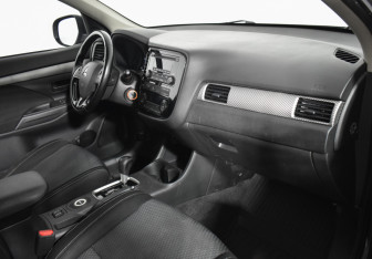 Подержанный автомобиль Mitsubishi Outlander 2016 года (12 фото)