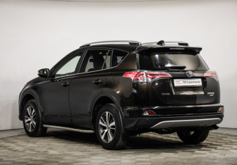 Подержанный автомобиль Toyota RAV4 2015 года (7 фото)