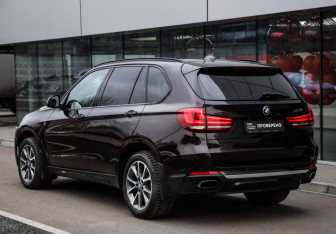Подержанный автомобиль BMW X5 2015 года (8 фото)