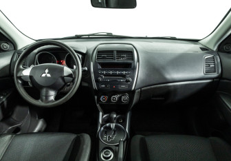 Подержанный автомобиль Mitsubishi ASX 2011 года (13 фото)