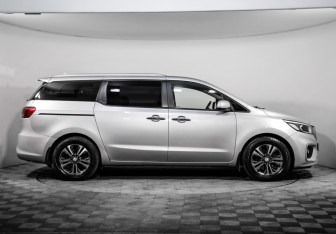 Подержанный автомобиль Kia Carnival 2018 года (4 фото)