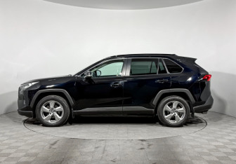Подержанный автомобиль Toyota RAV4 2021 года (8 фото)