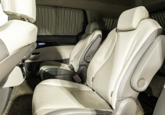 Подержанный автомобиль Kia Carnival 2021 года (10 фото)