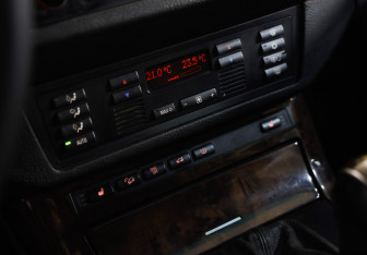 Подержанный автомобиль BMW X5 2005 года (14 фото)