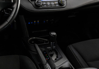 Подержанный автомобиль Toyota RAV4 2017 года (13 фото)