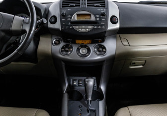 Подержанный автомобиль Toyota RAV4 2006 года (14 фото)