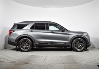 Подержанный автомобиль Ford Explorer 2024 года (4 фото)
