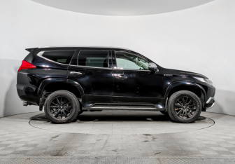 Подержанный автомобиль Mitsubishi Pajero Sport 2019 года (4 фото)