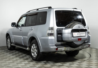 Подержанный автомобиль Mitsubishi Pajero 2011 года (7 фото)