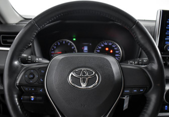 Подержанный автомобиль Toyota RAV4 2020 года (16 фото)