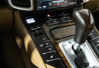 Подержанный автомобиль Porsche Cayenne 2011 года (21 фото)