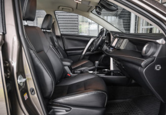 Подержанный автомобиль Toyota RAV4 2017 года (24 фото)