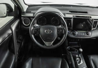 Подержанный автомобиль Toyota RAV4 2015 года (11 фото)