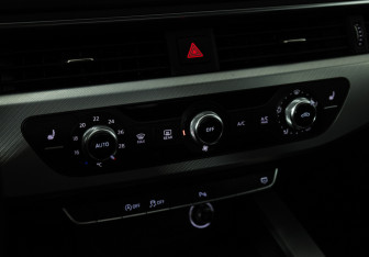 Подержанный автомобиль Audi A4 Sedan 2015 года (19 фото)