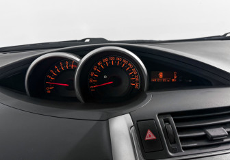 Подержанный автомобиль Toyota Verso 2010 года (17 фото)