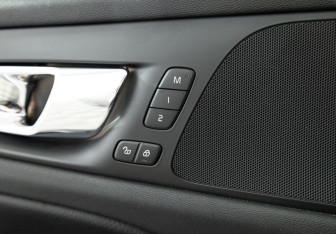 Подержанный автомобиль Volvo V60 Cross Country 2019 года (18 фото)