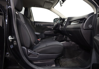 Подержанный автомобиль Mitsubishi Outlander 2019 года (24 фото)
