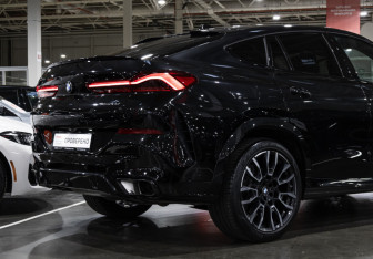 Подержанный автомобиль BMW X6 2023 года (8 фото)