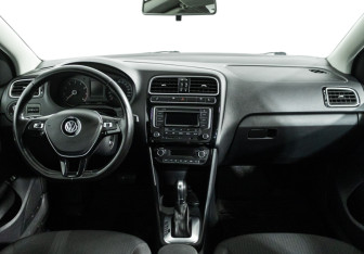 Подержанный автомобиль Volkswagen Polo Sedan 2017 года (13 фото)
