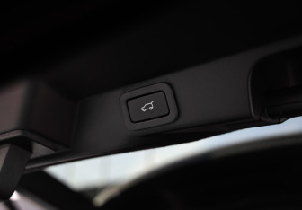 Подержанный автомобиль Land Rover Range Rover Sport 2016 года (38 фото)