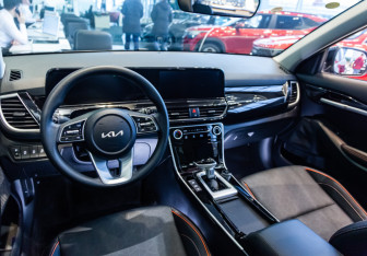 Подержанный автомобиль Kia Seltos 2023 года (11 фото)