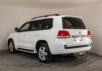 Подержанный автомобиль Toyota Land Cruiser Suv 2011 года (7 фото)