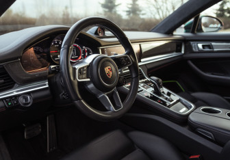 Подержанный автомобиль Porsche Panamera Wagon 2019 года (15 фото)