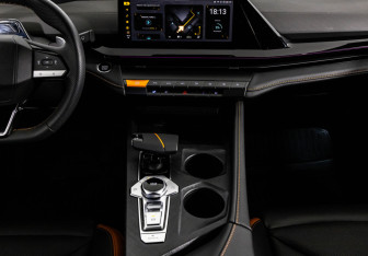 Подержанный автомобиль Changan UNI-V 2023 года (18 фото)