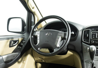 Подержанный автомобиль Hyundai H-1 2016 года (17 фото)