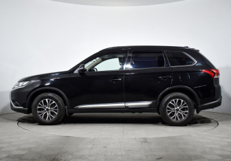 Подержанный автомобиль Mitsubishi Outlander 2022 года (8 фото)