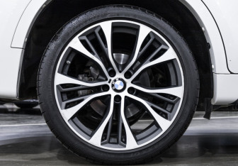 Подержанный автомобиль BMW X6 2016 года (11 фото)