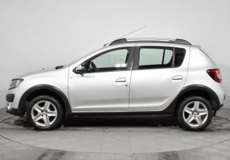 Подержанный автомобиль Renault Sandero 2016 года (8 фото)